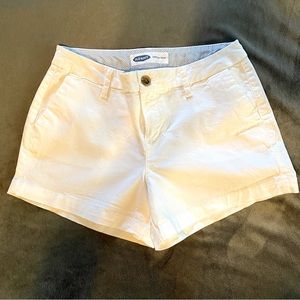 Old Navy Everyday white shorts. Size 2 Like New Condition.